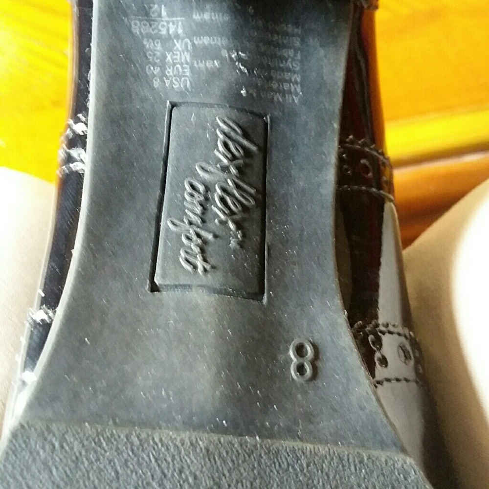High-heeled shoes
